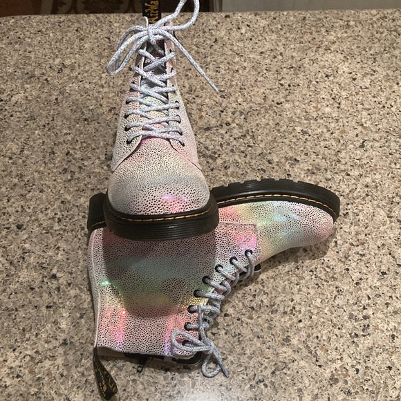 4 Girls Dr. Marten’s Pascal J 1460 Irridescent Pebbled Rainbow Boots - Picture 11 of 15
